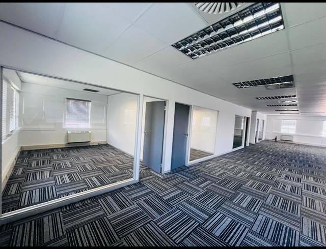 2,804M² OFFICE FOR SALE IN FOURWAYS
